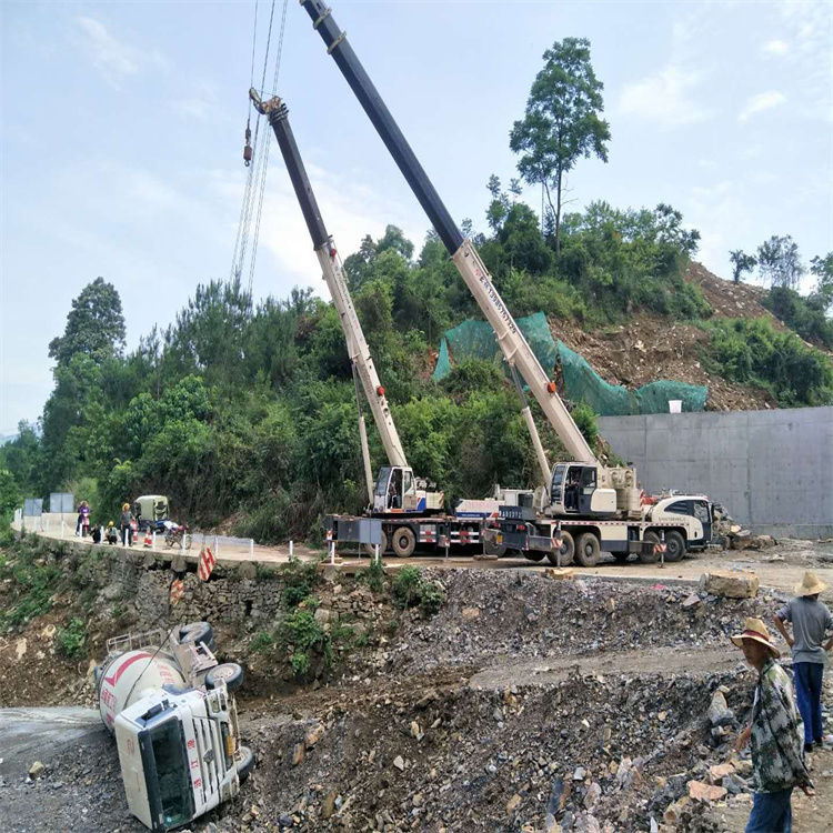 清河县汽车掉沟里叫吊车救援要多少钱